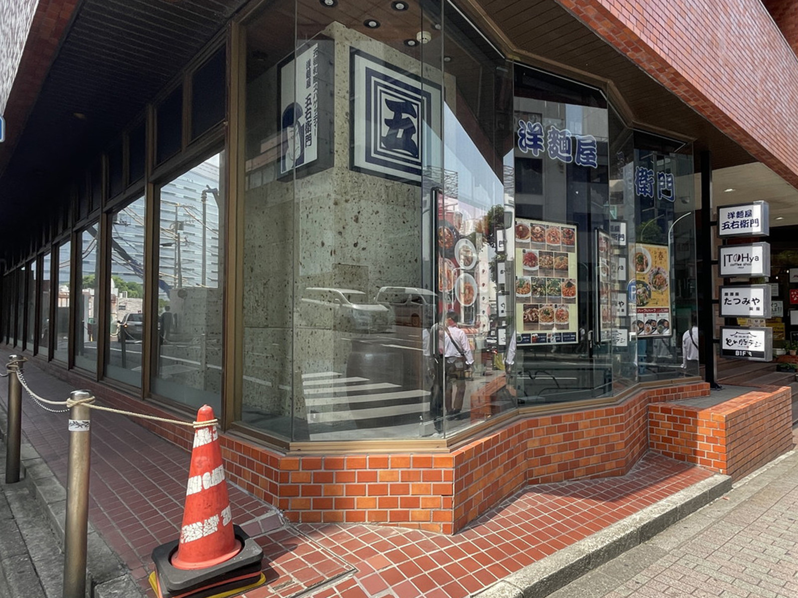 周辺には飲食店が点在