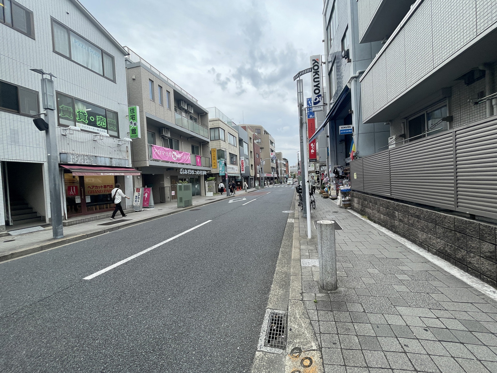 フラット-1前面の通り