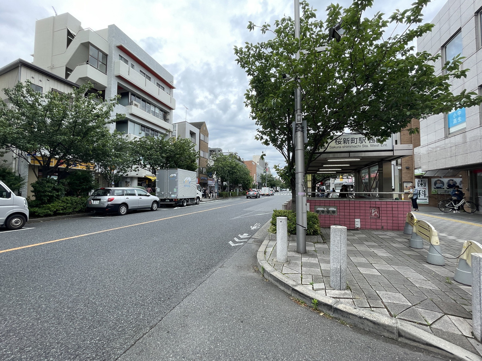 桜新町駅前ビル前面の通り