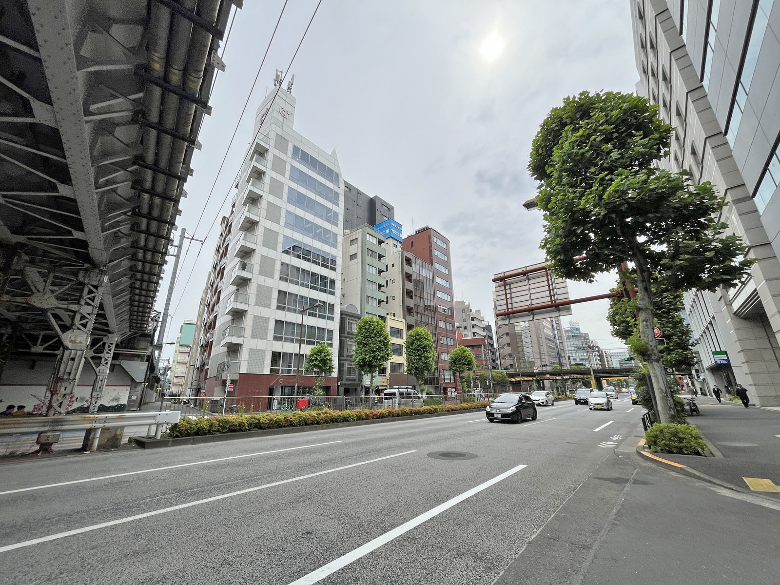 BIZCORE神田須田町前面の靖国通り