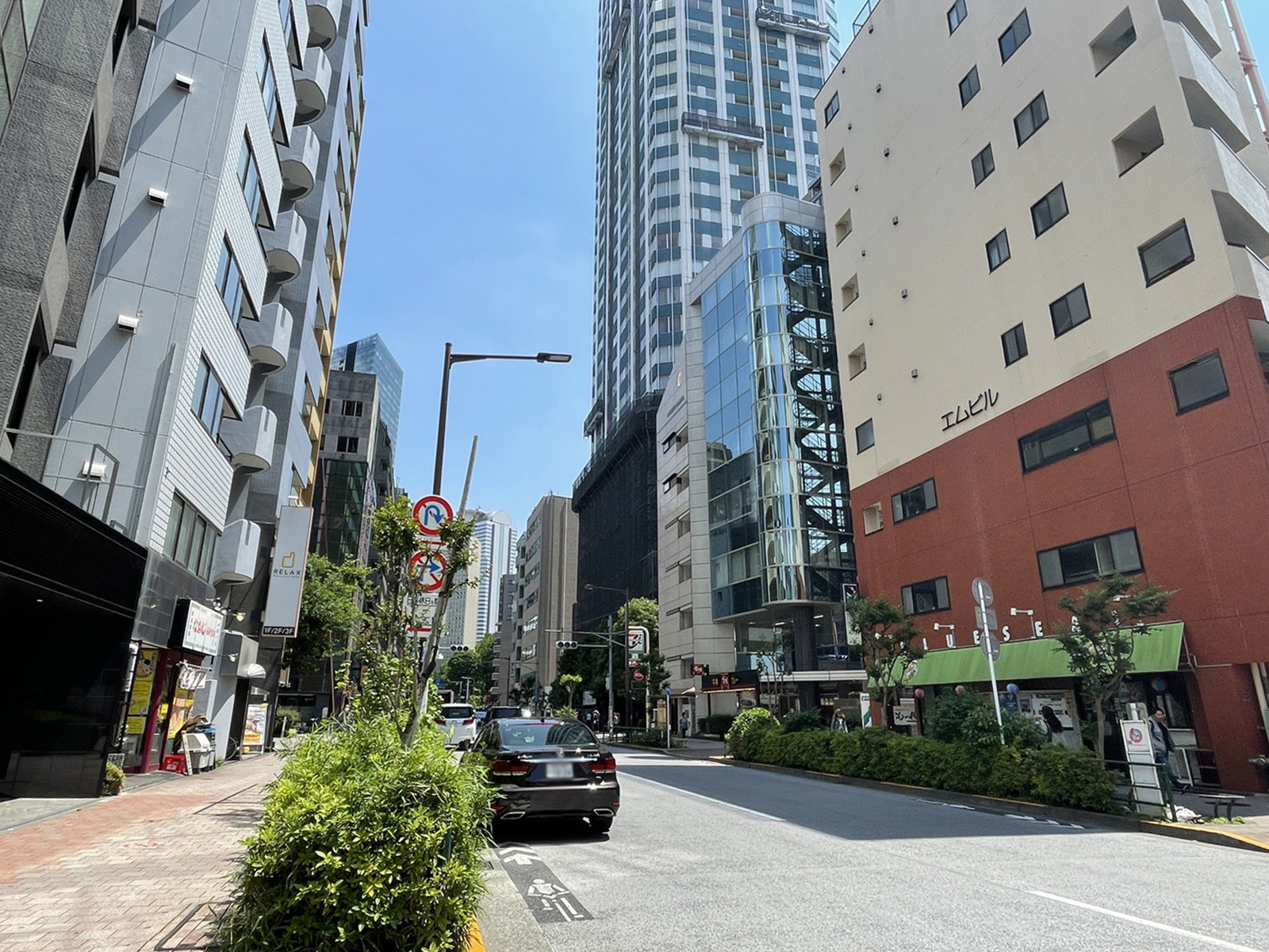 SIL西新宿前面の方南通り