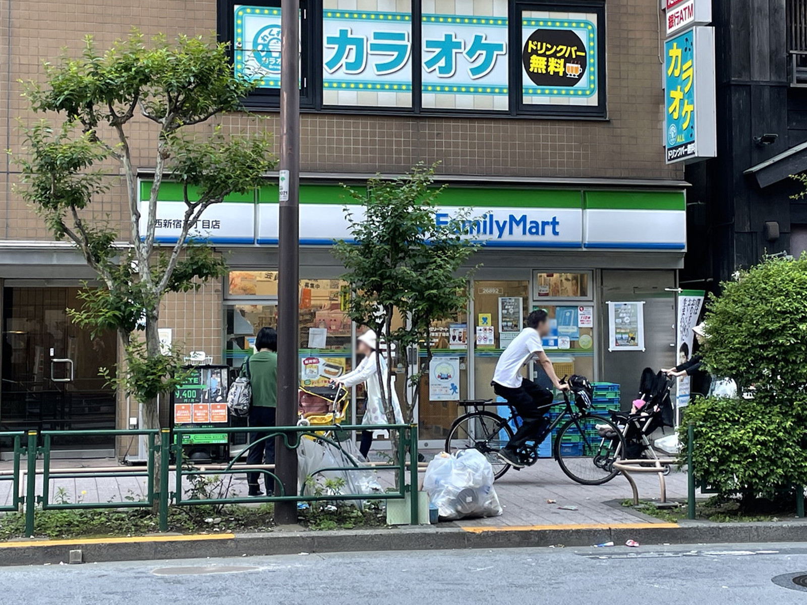 至近のファミリーマート 西新宿五丁目店