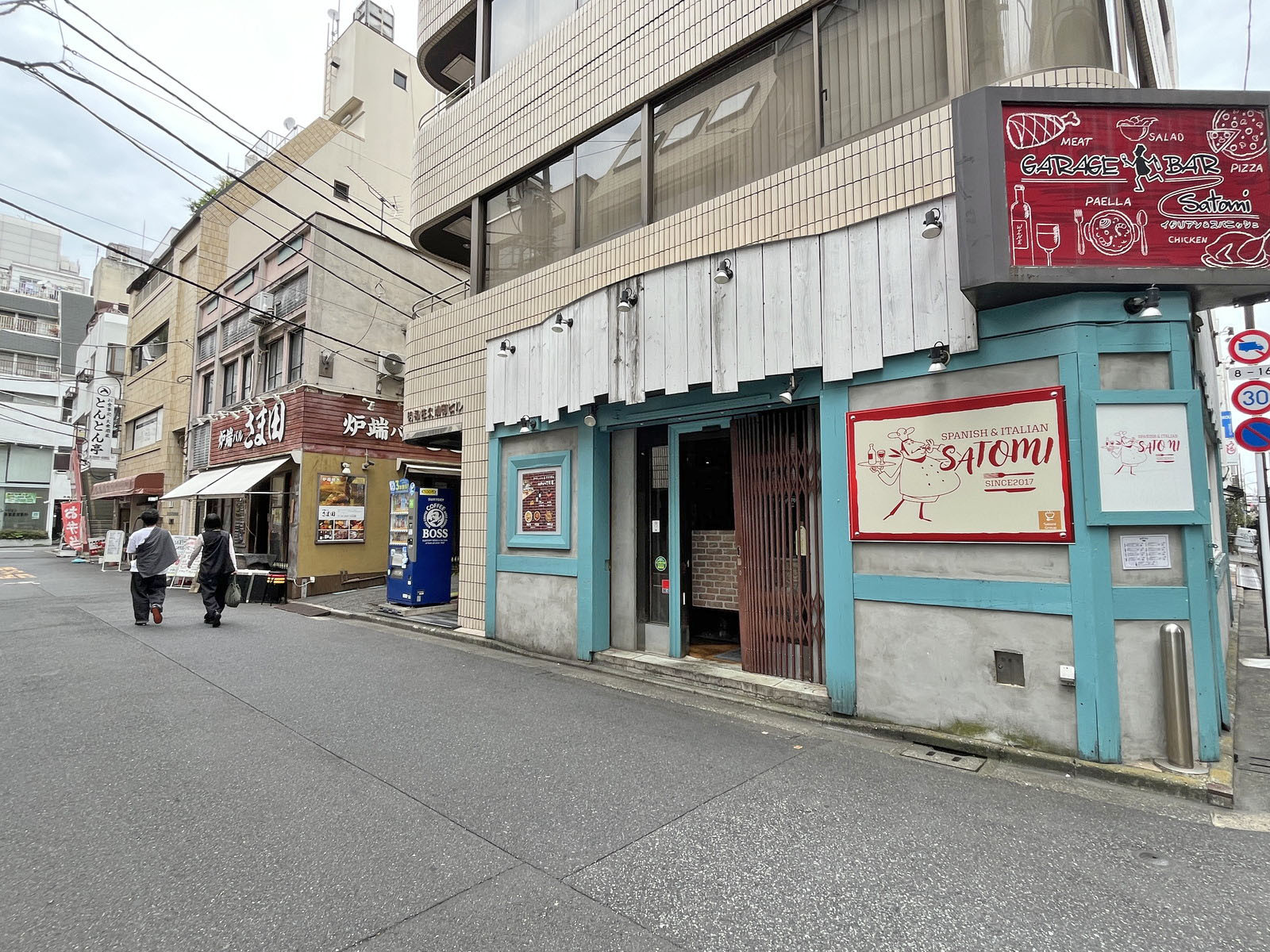 付近には飲食店が充実