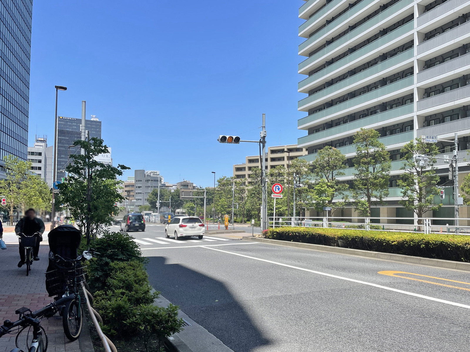 Dタワー西新宿前面の青梅街道