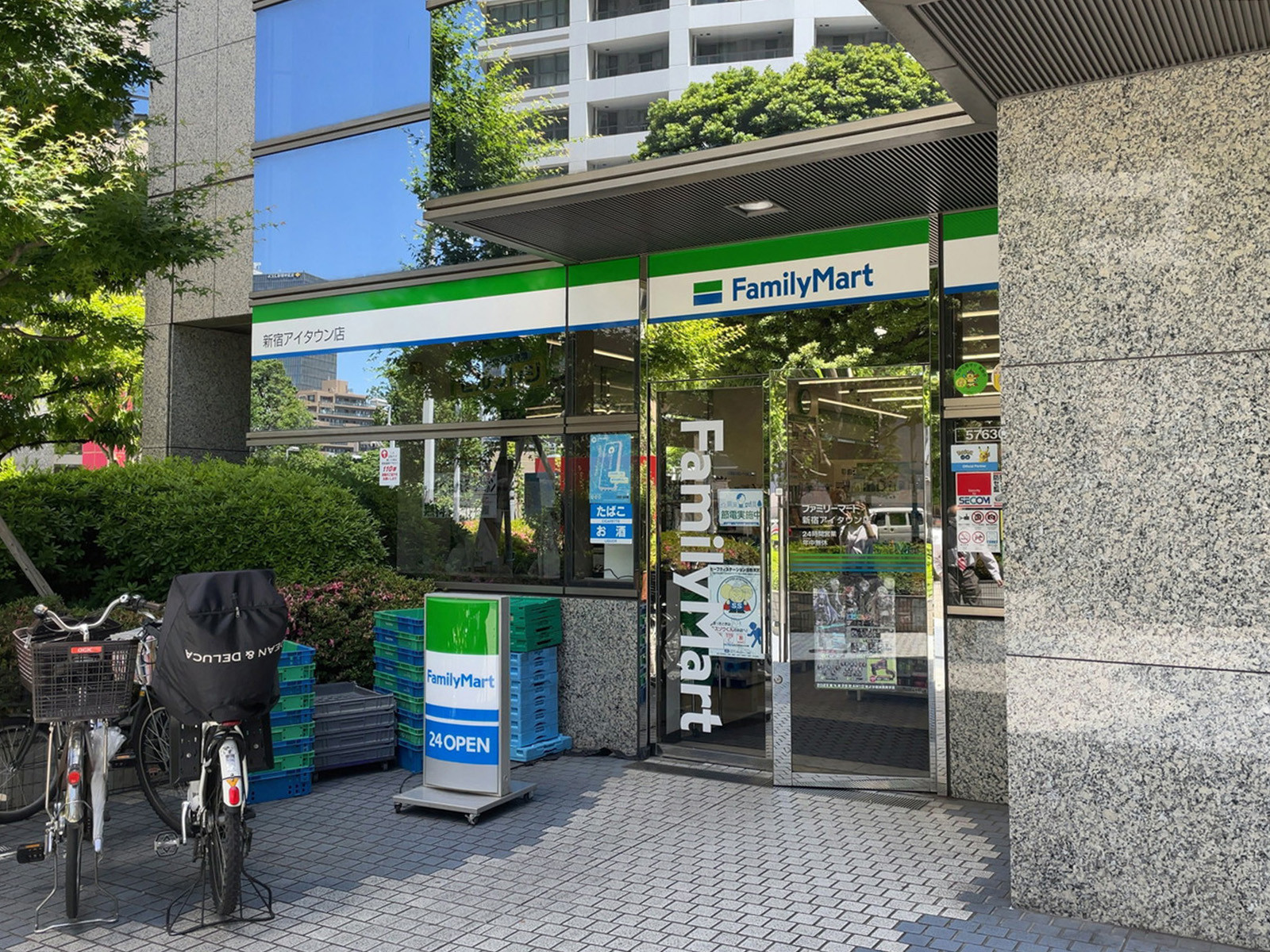 並びのファミリーマート 新宿アイタウン店