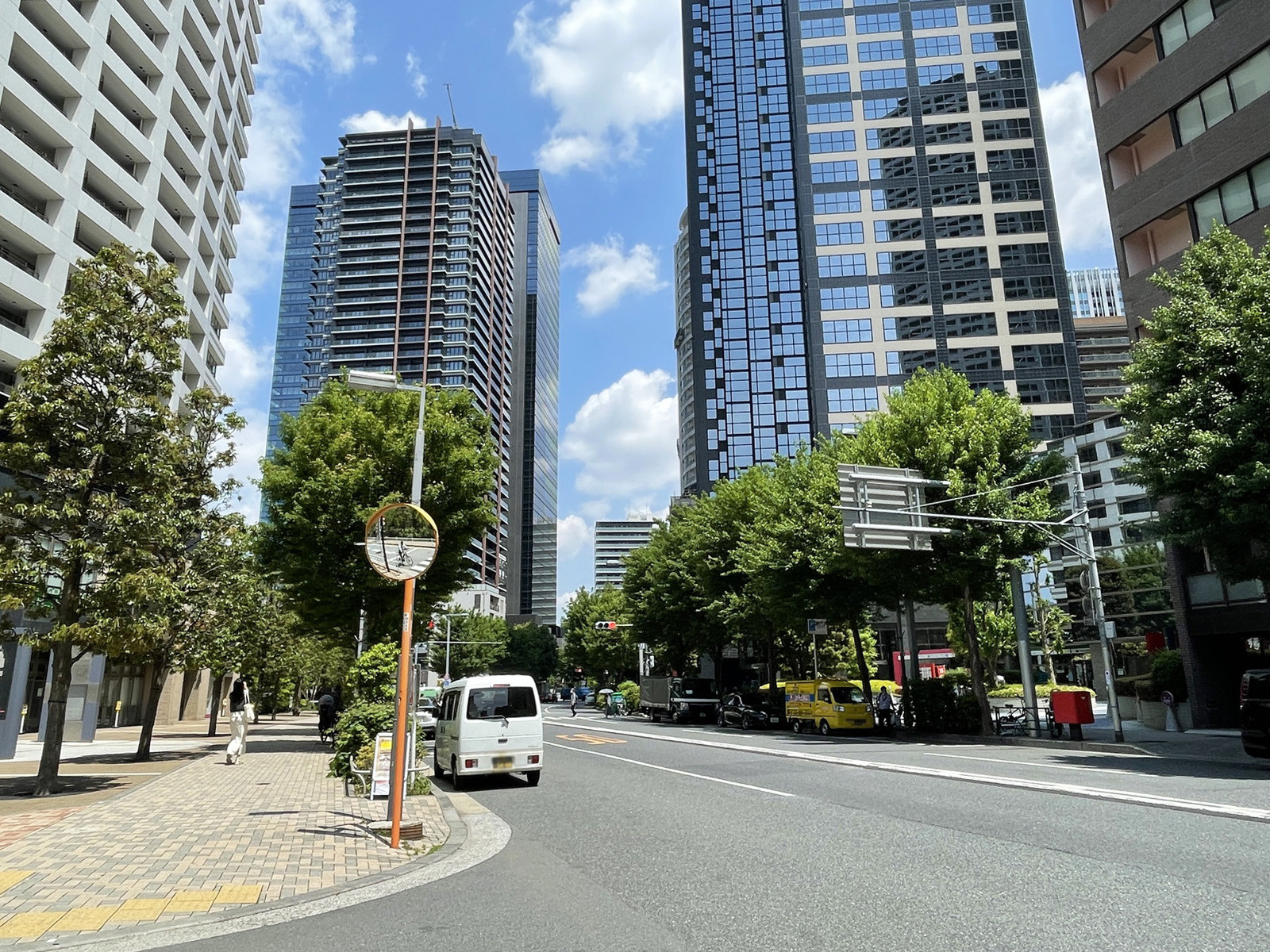 第2山口ビル前面の十二社通り