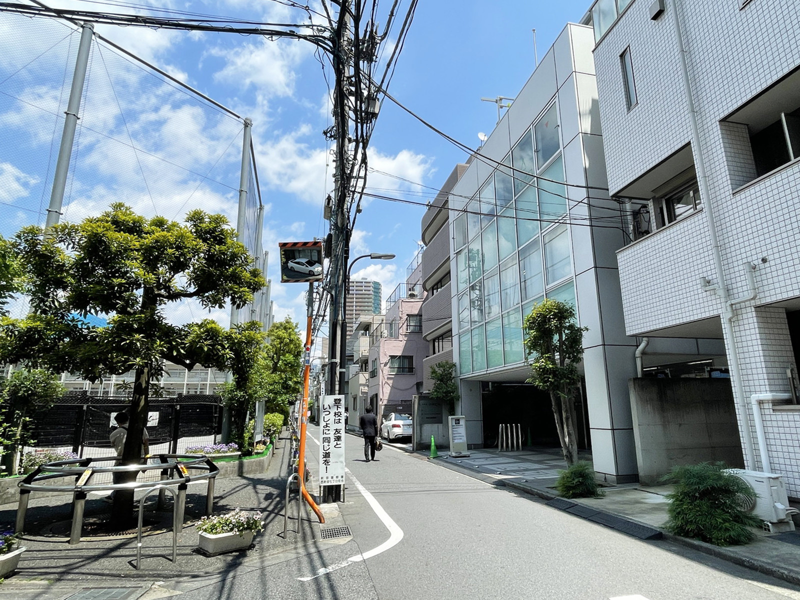 西新宿小林ビル前面の通り