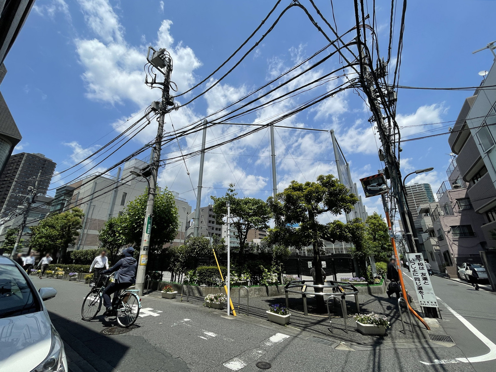 向かいの中学校