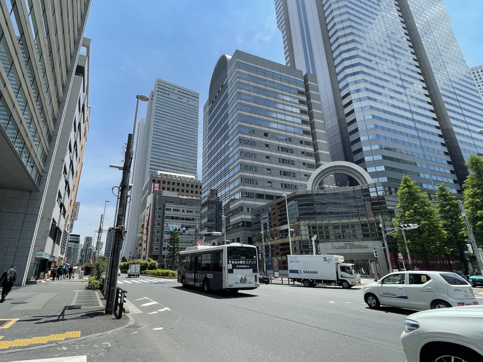 野村不動産西新宿共同ビル前面の青梅街道
