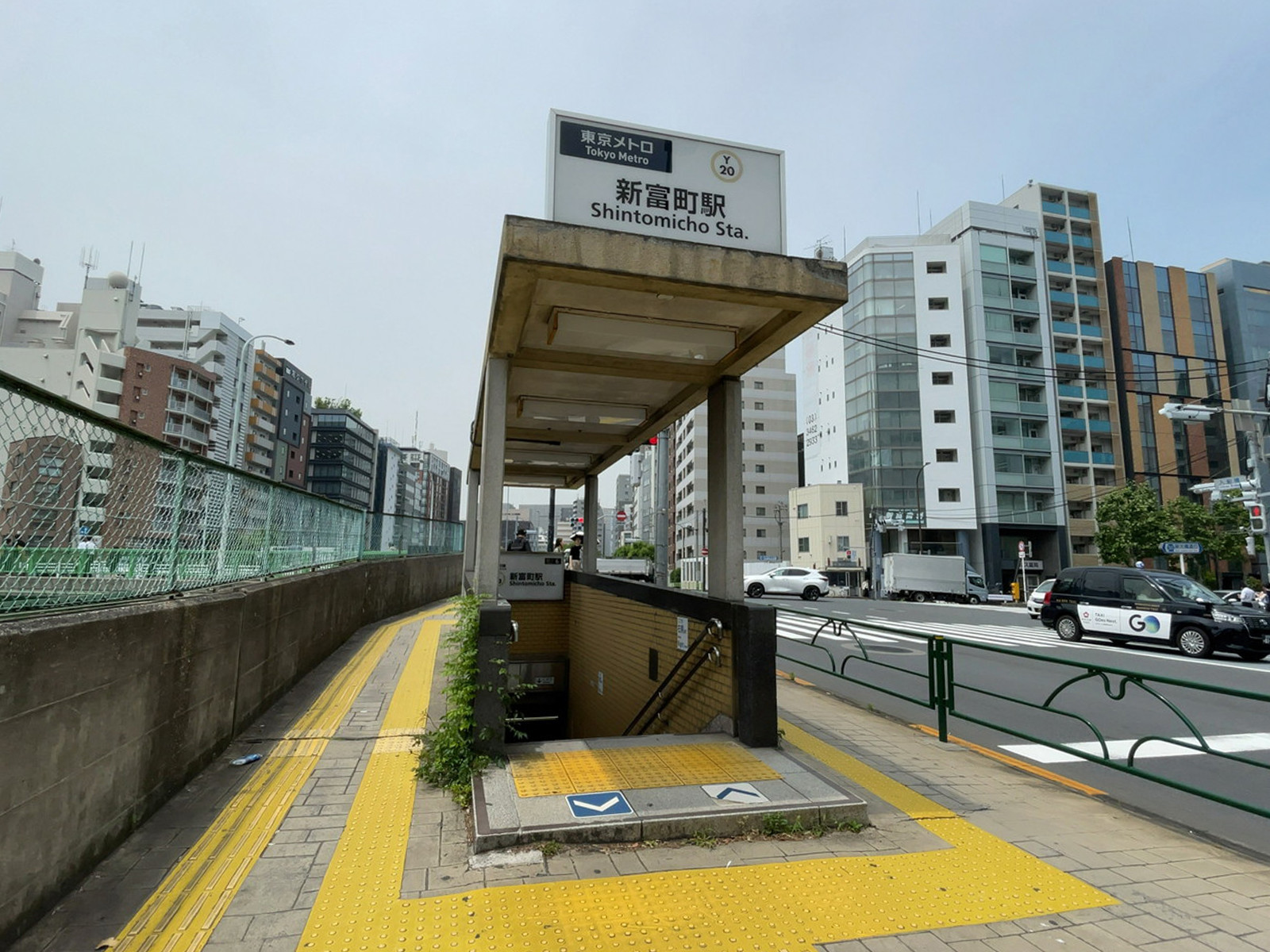 徒歩圏内の「新富町駅」