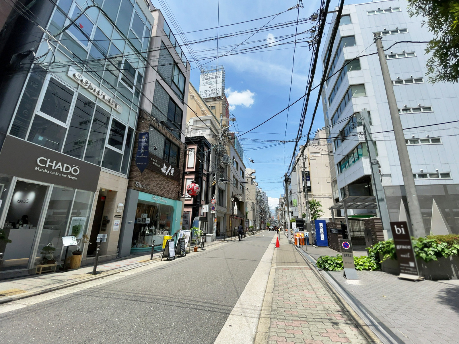 マルエイビル前面の通り