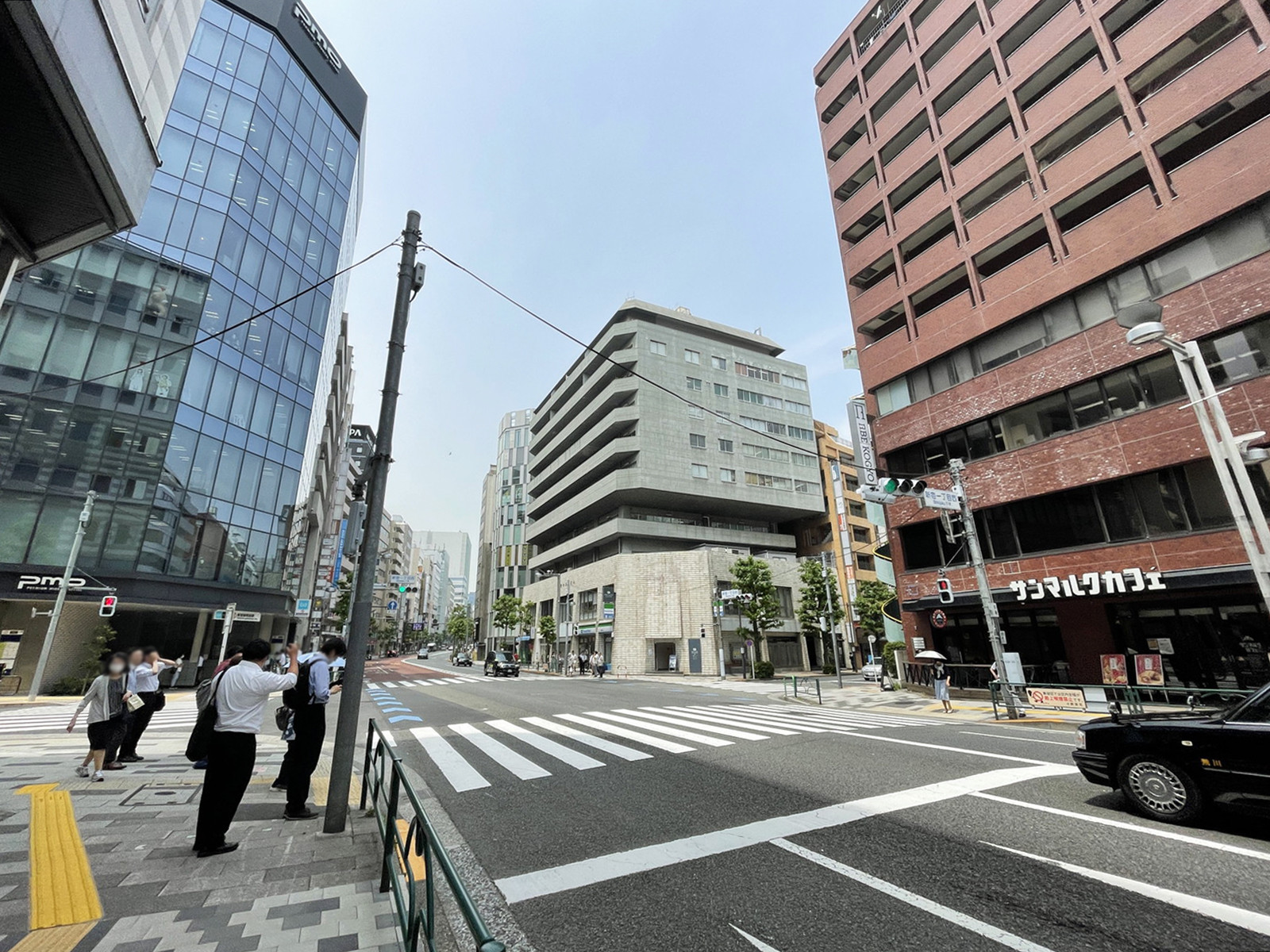 新宿鈴木ビルA館前面の新宿通り