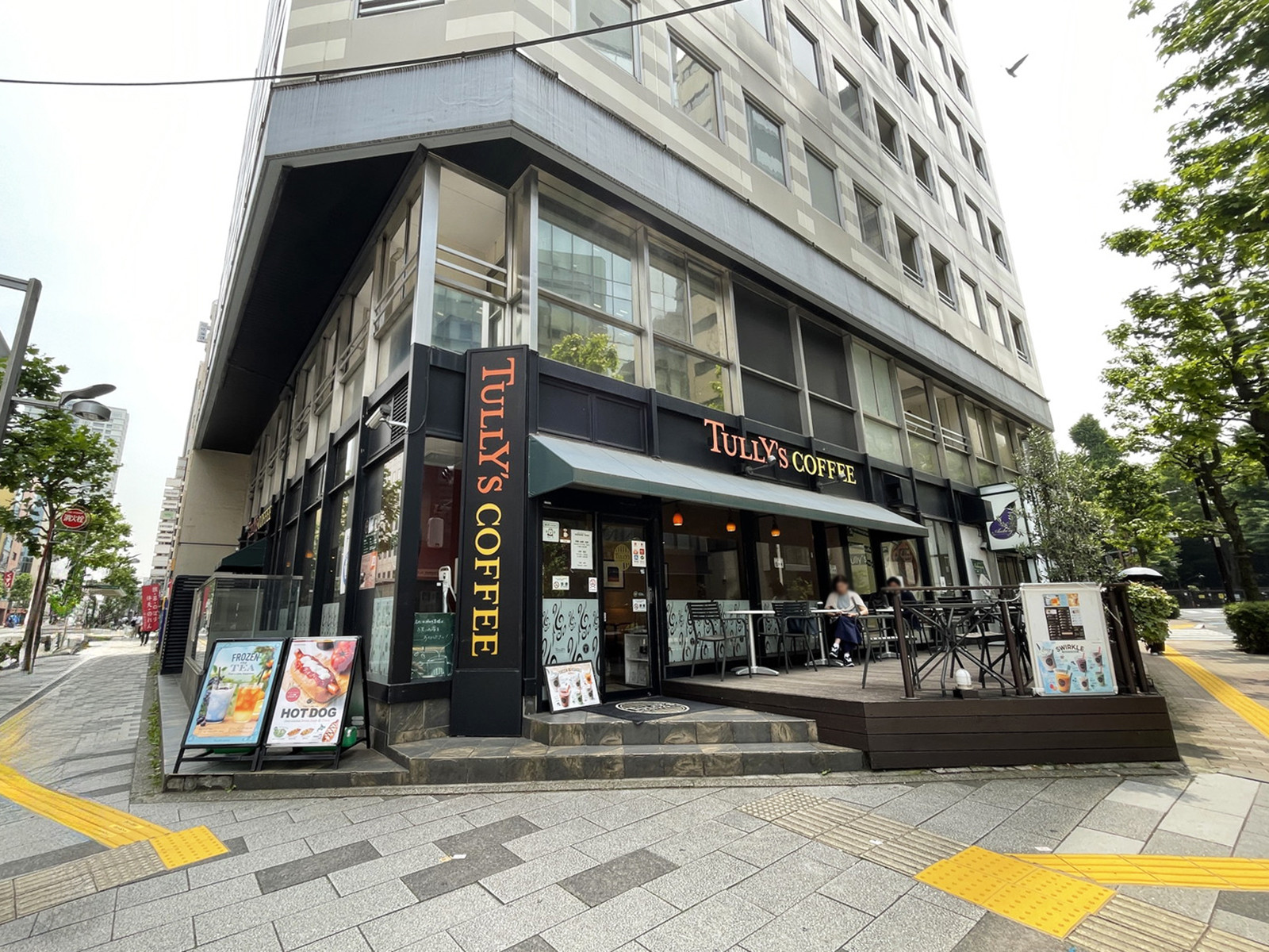 隣のタリーズコーヒー 新宿御苑駅前店