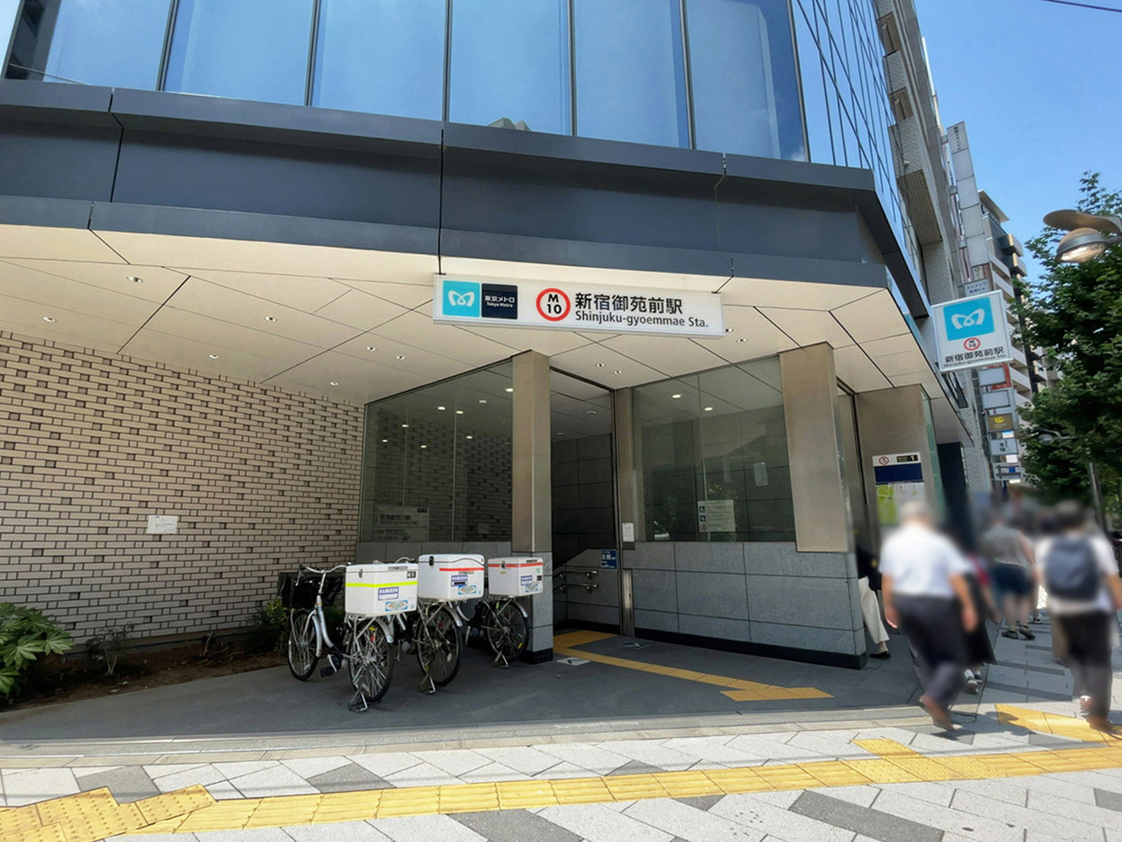 最寄りの「新宿御苑前駅」