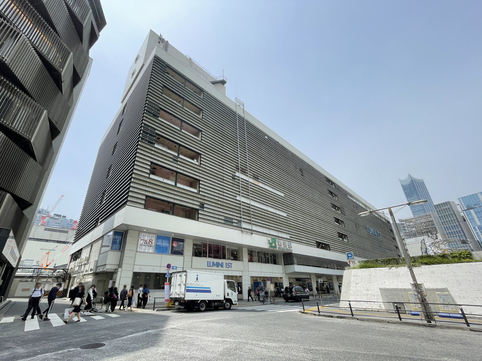 徒歩圏内の「新宿駅」