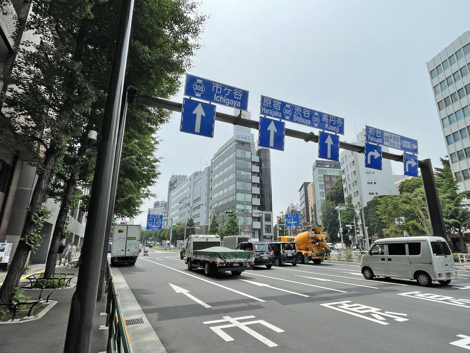 新宿光陽ビル前面の明治通り