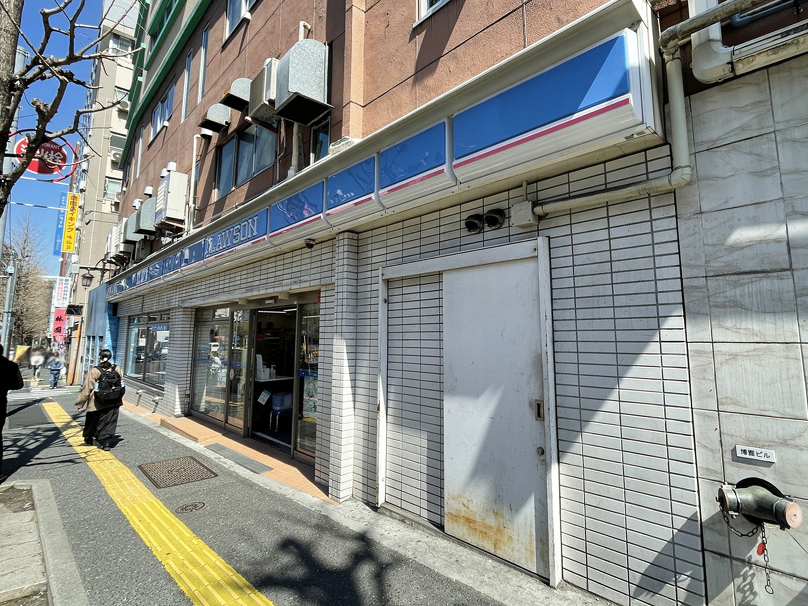 並びのローソン 新宿医大通り店