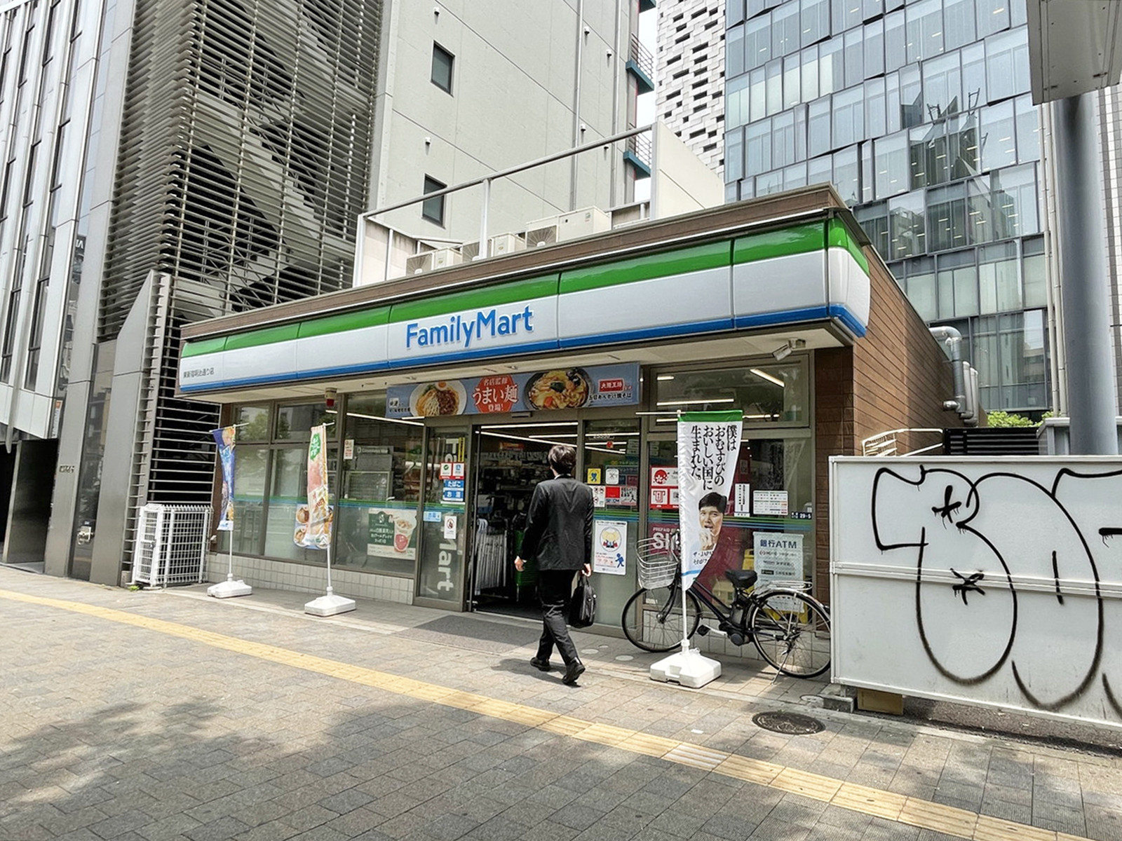 並びのファミリーマート 東新宿明治通り店