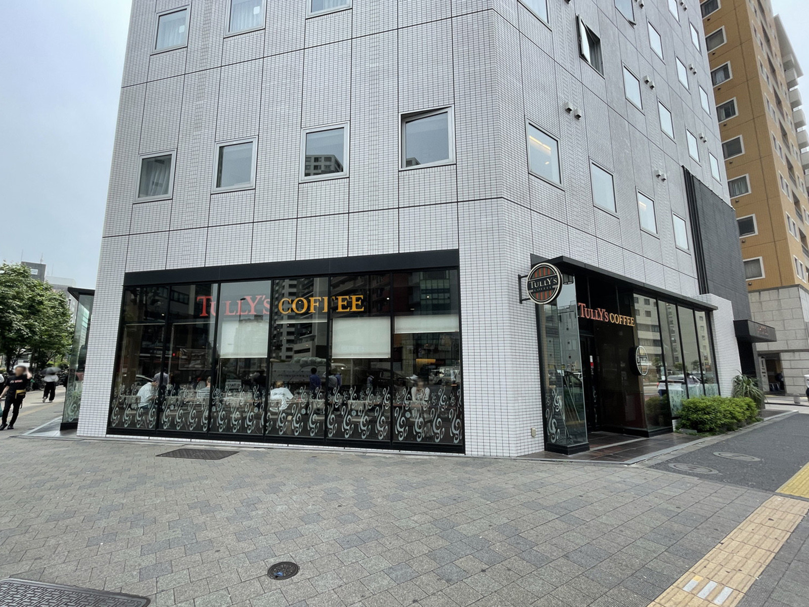向かいのタリーズコーヒー イーホテル東新宿店