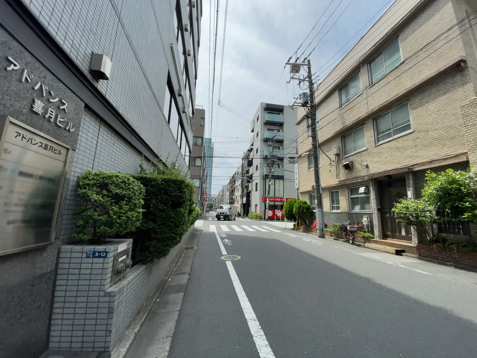 アドバンス喜月ビル前面の通り