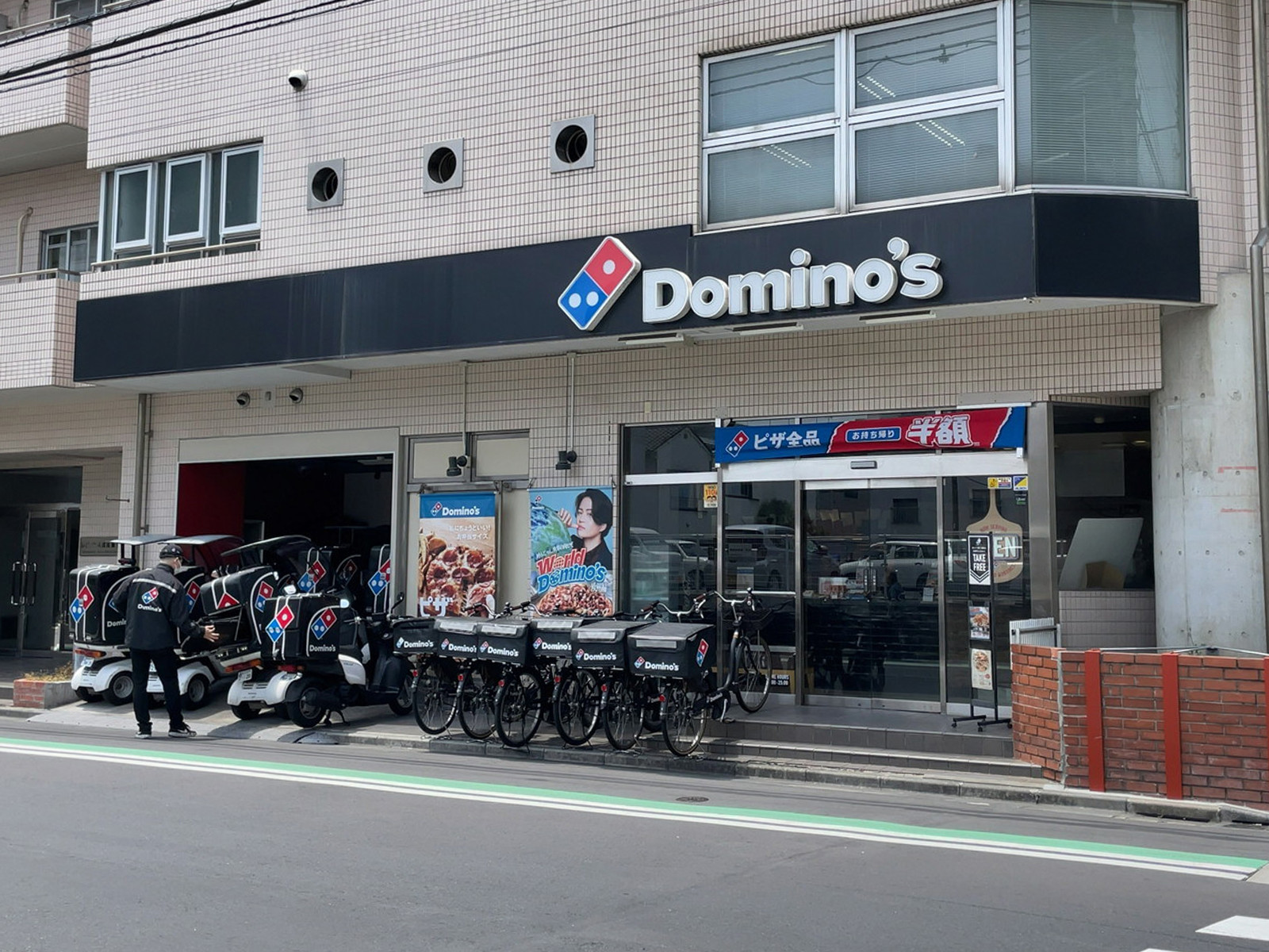 徒歩1分のドミノ・ピザ菊川店