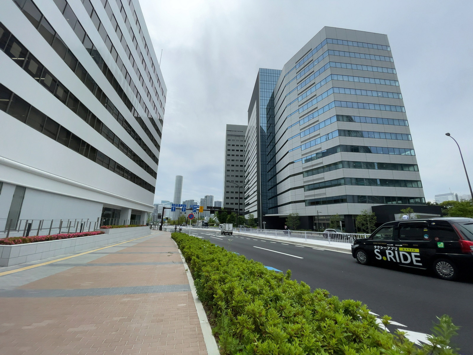 浜離宮建設プラザ前面の通り