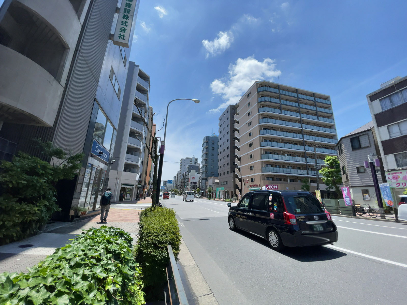 シルバースティック前面の通り