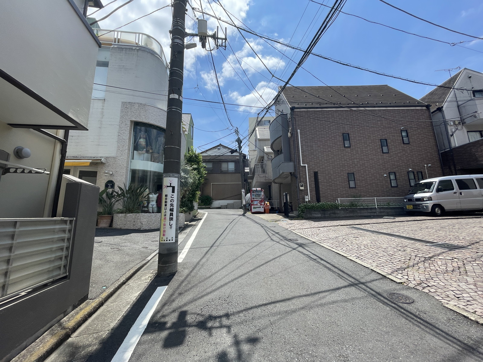 DUAL神宮前前面の通り