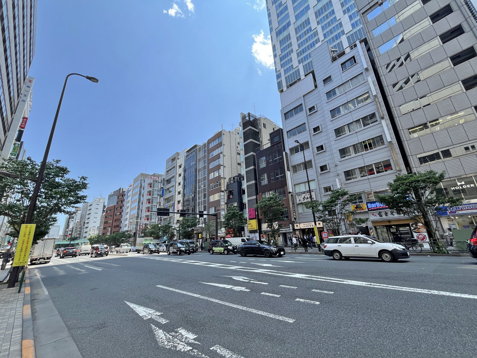 渋谷第一生命ビルディング前面の明治通り