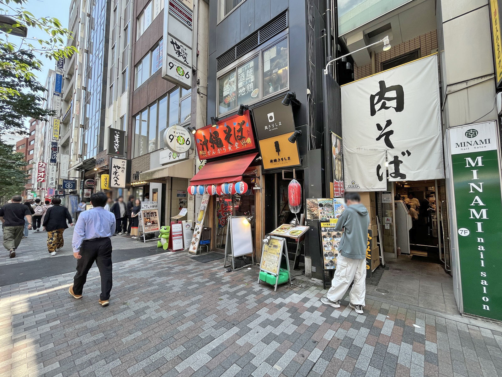 付近には飲食店が充実