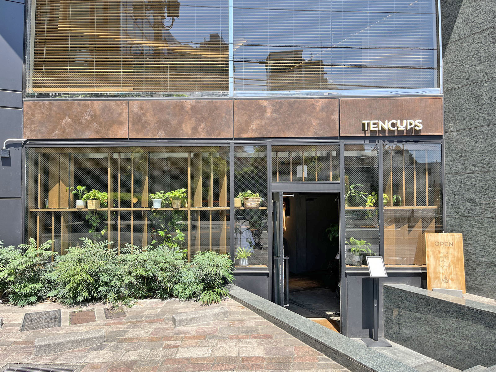 同じ並びのカフェ TENCUPS
