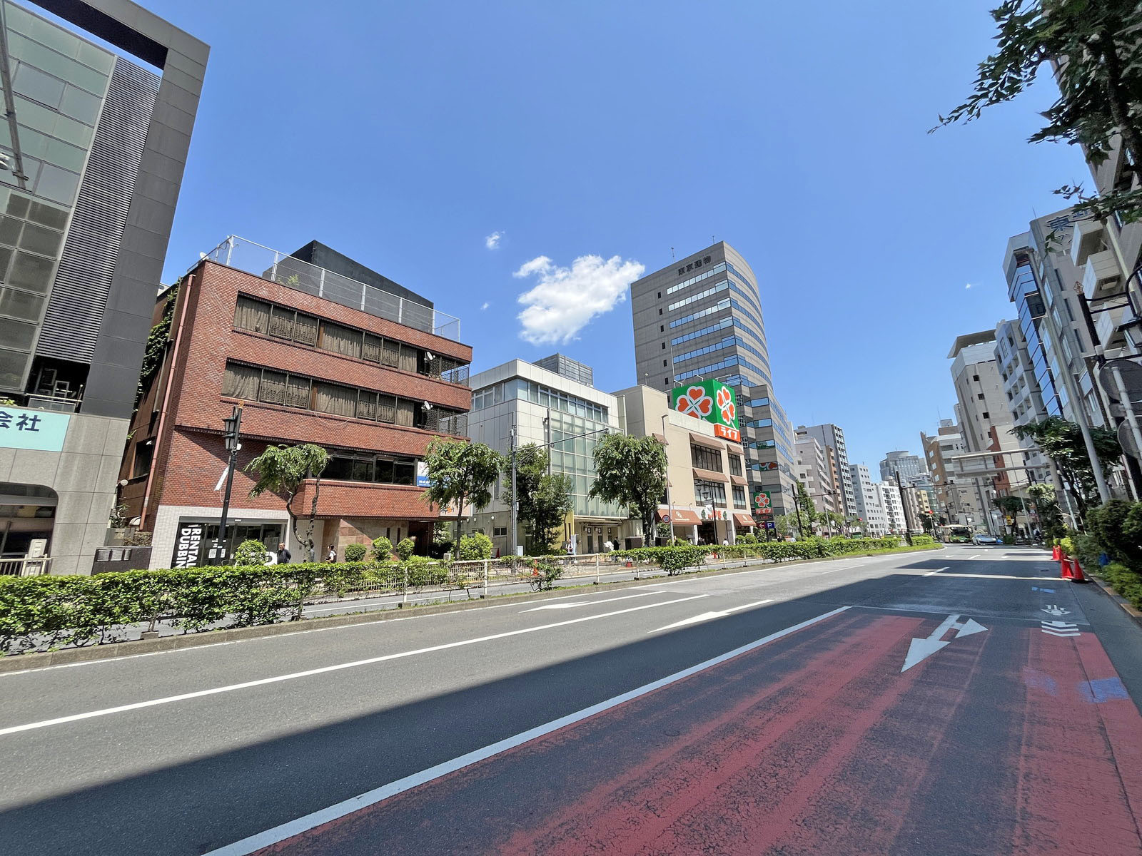 渋谷ふじみビルディング前面の明治通り