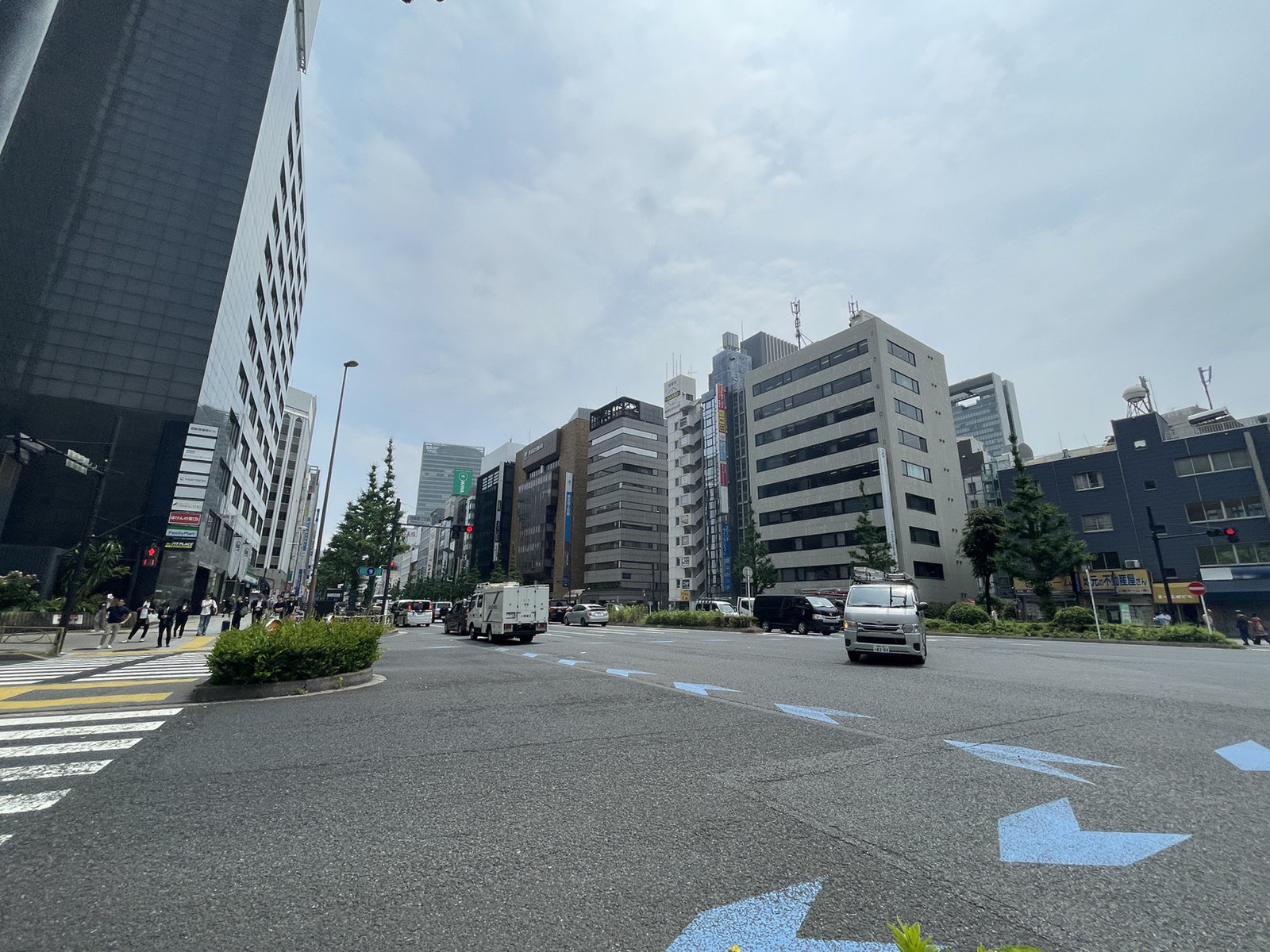 西新宿室町ビル前面の通り