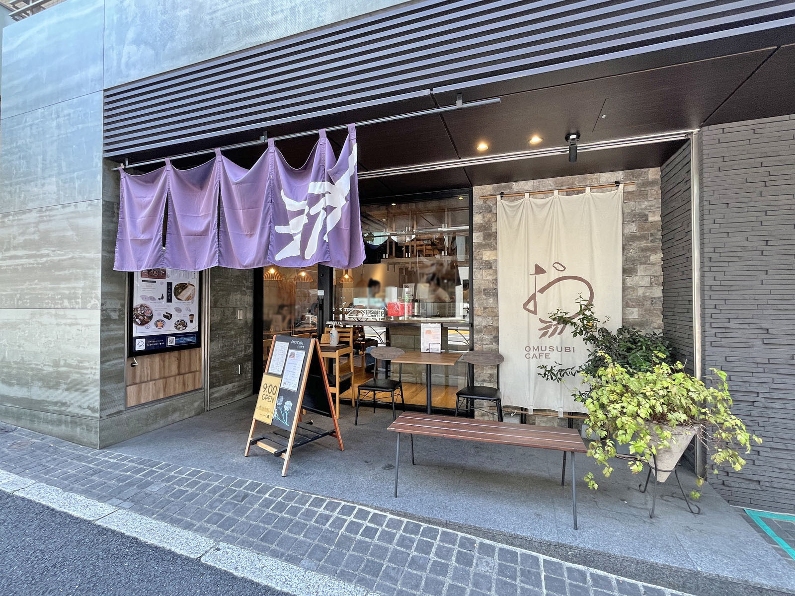 徒歩2分のOMUSUBI CAFE