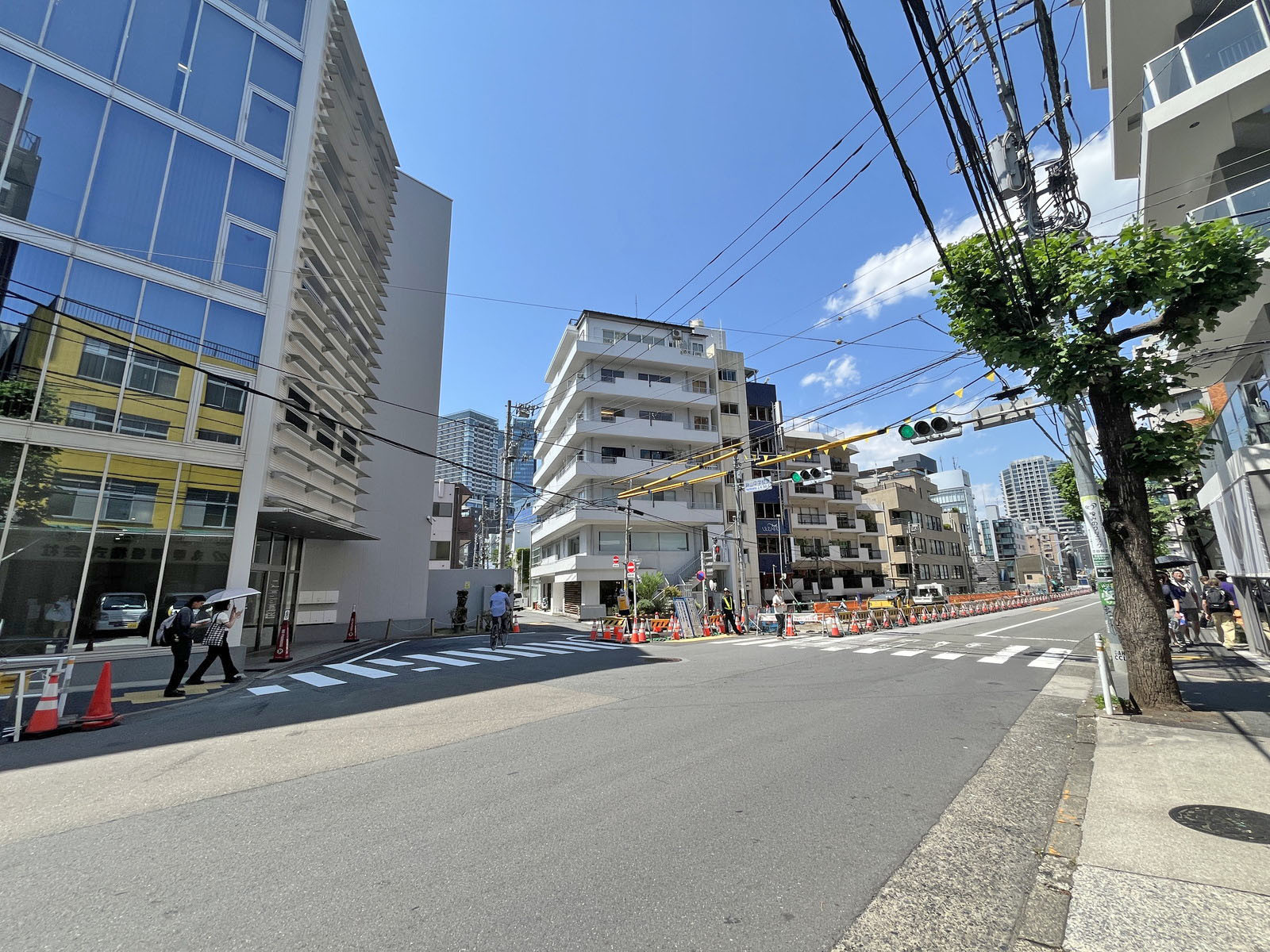 シャトレ代官山アネックス前面の八幡通り