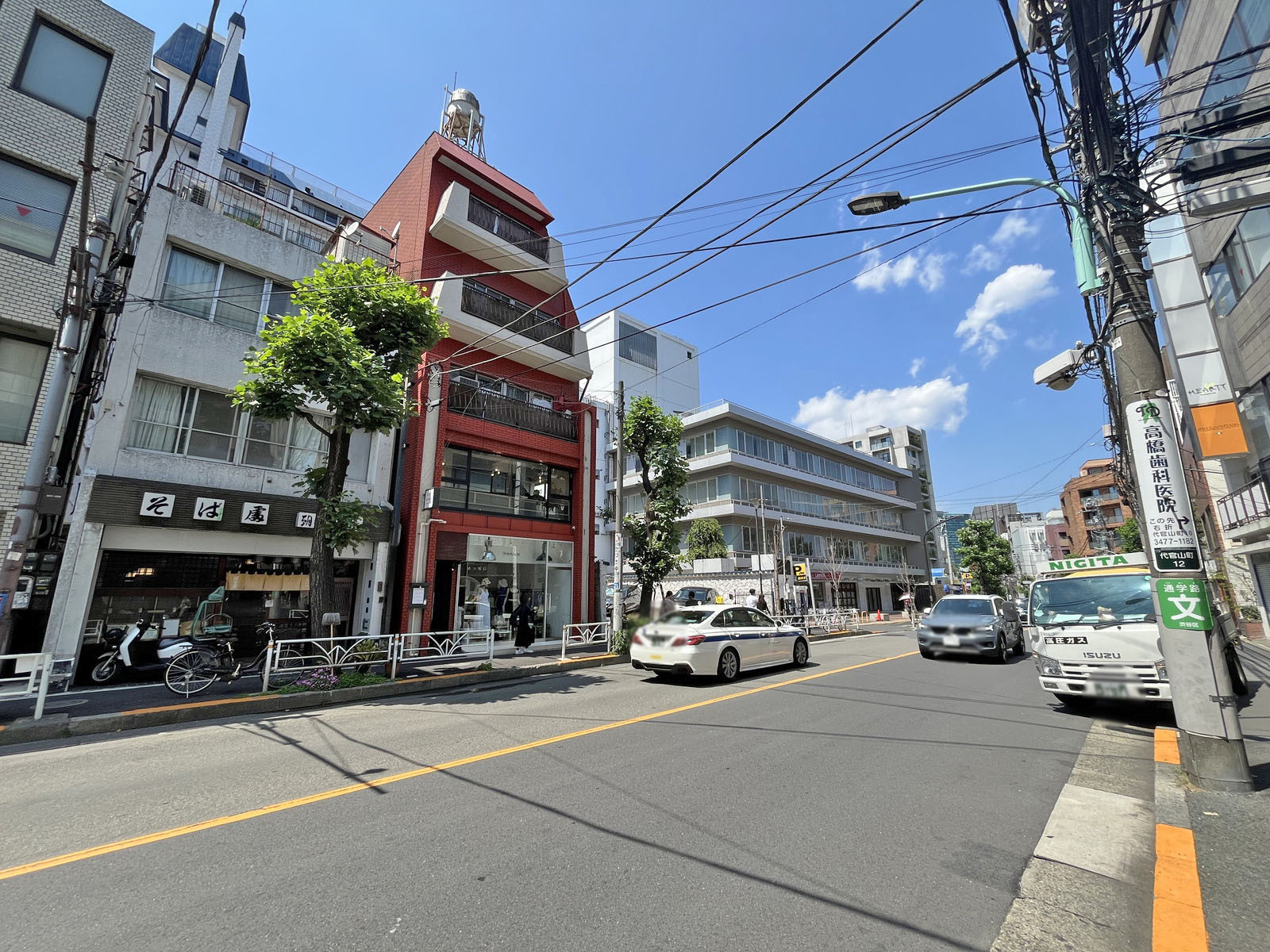 第三横芝ビル前面の八幡通り