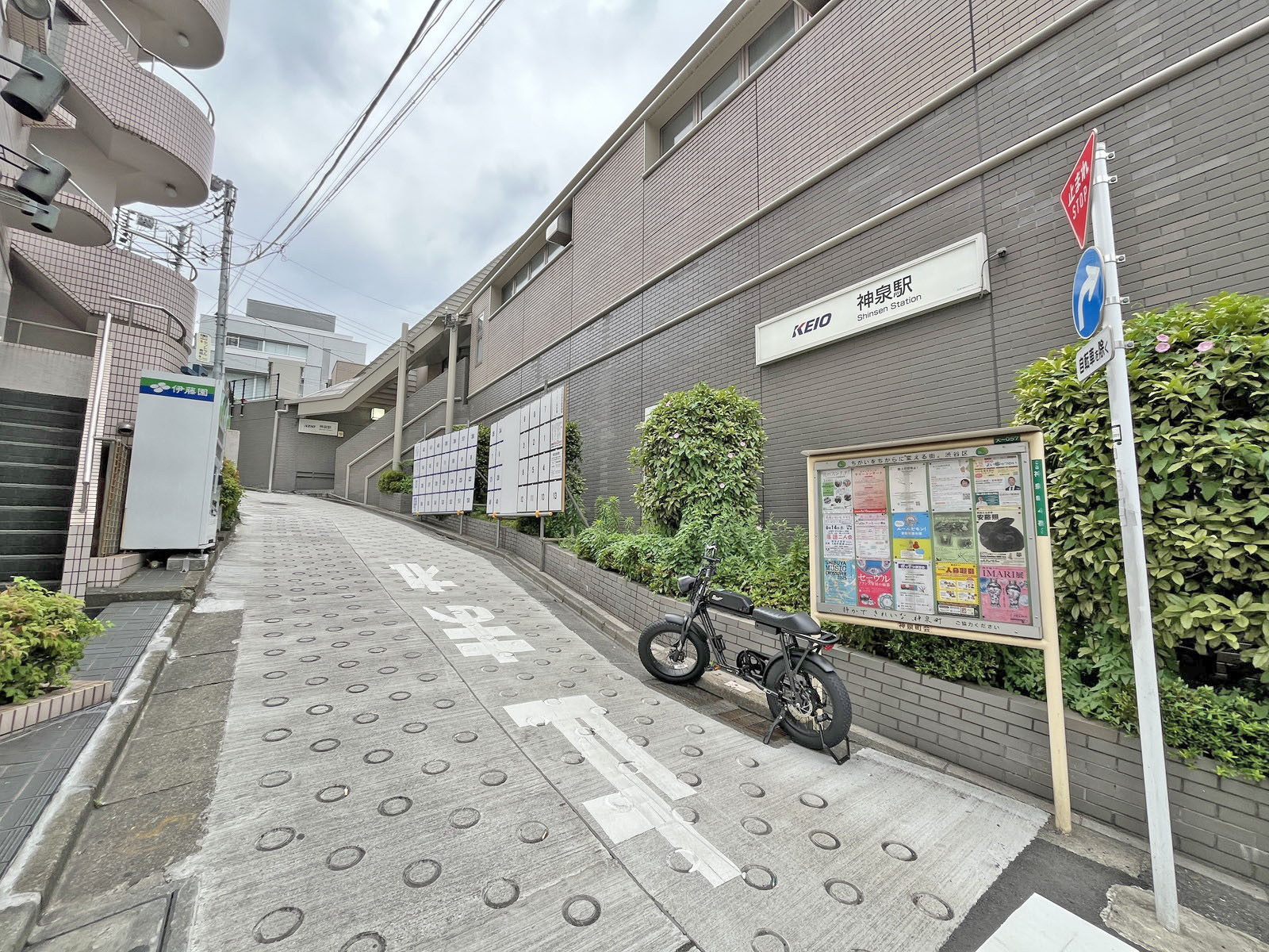 最寄りの「神泉駅」