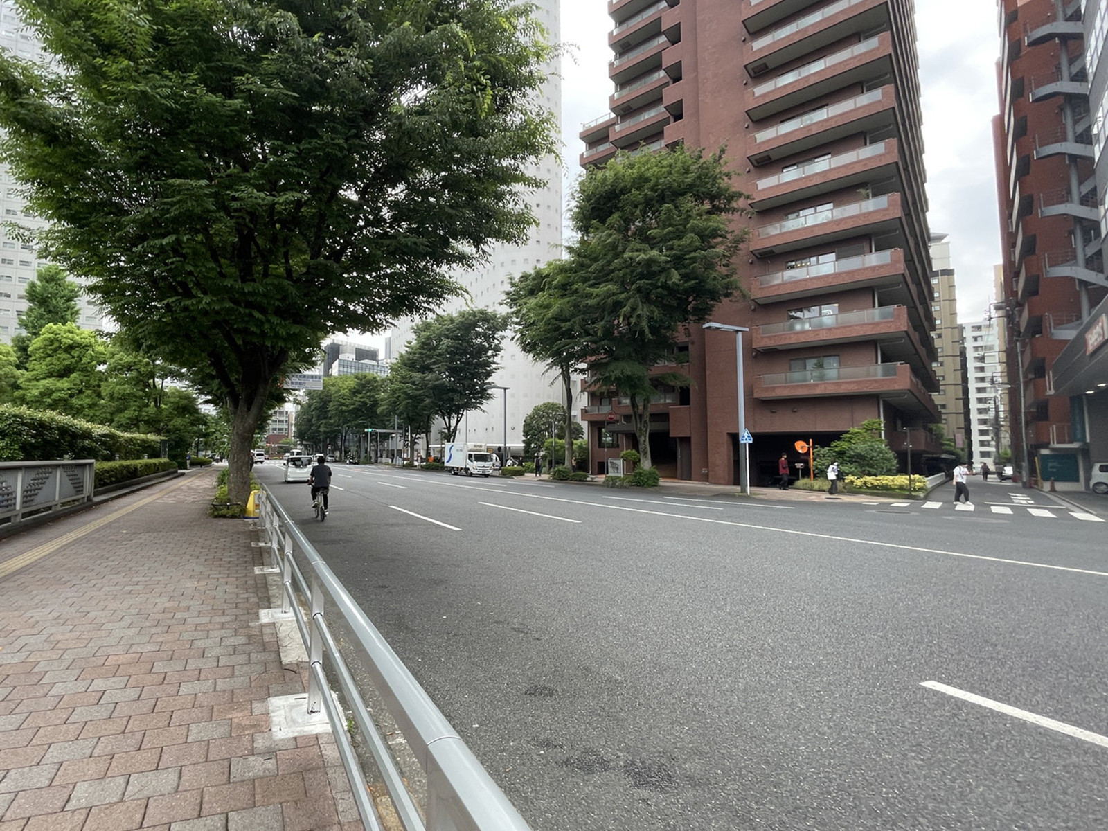 新宿セントランドビル前面の通り