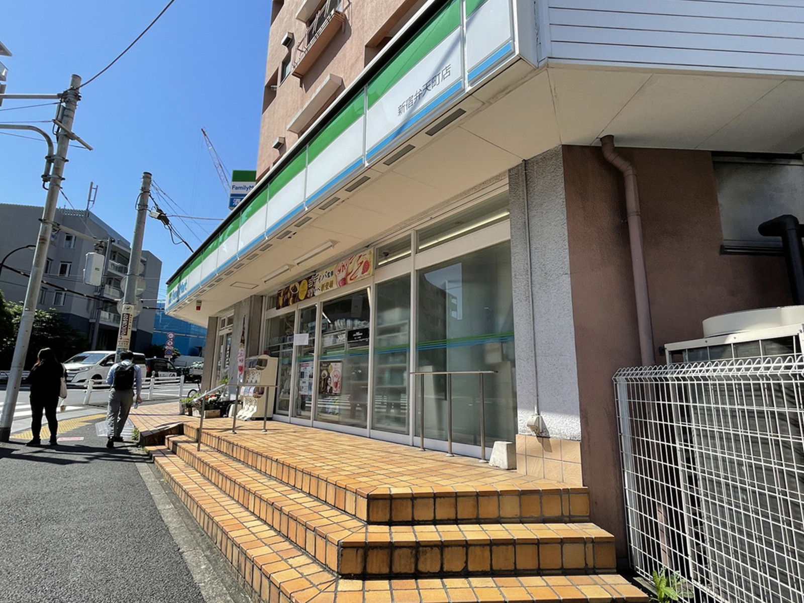 徒歩2分のファミリーマート新宿弁天町店