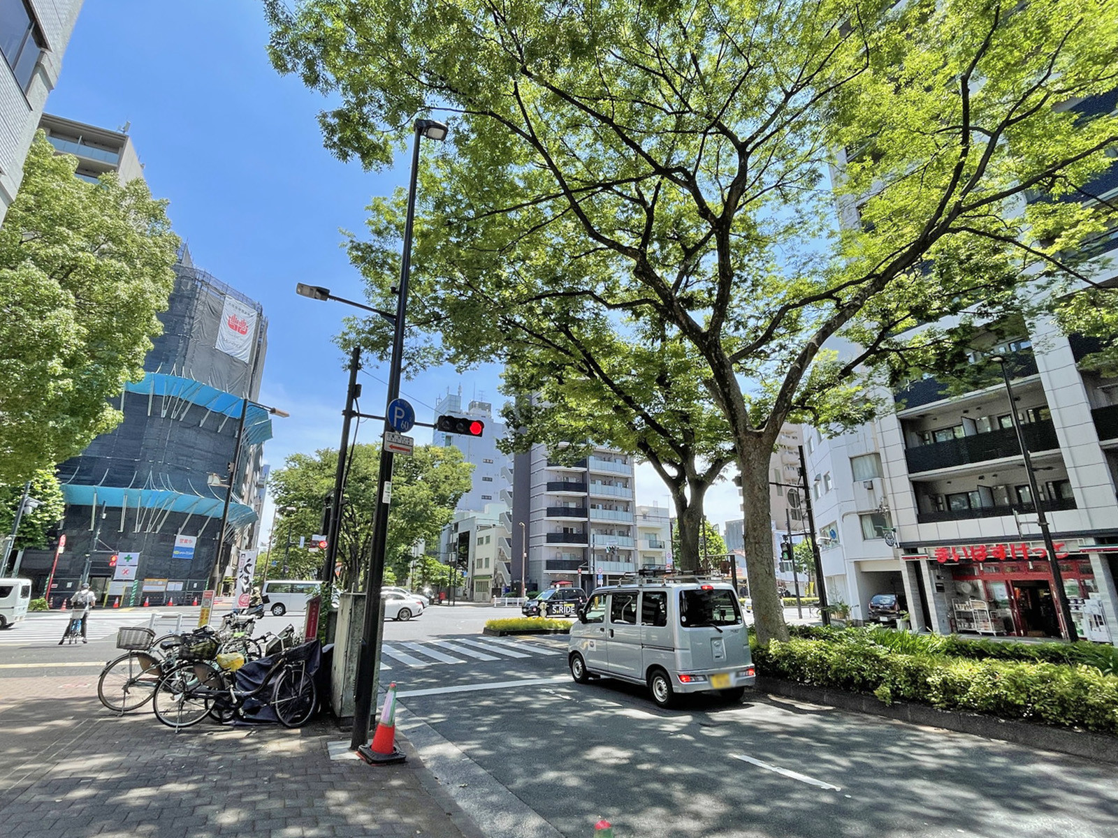 須戸ビル前面の早大通り
