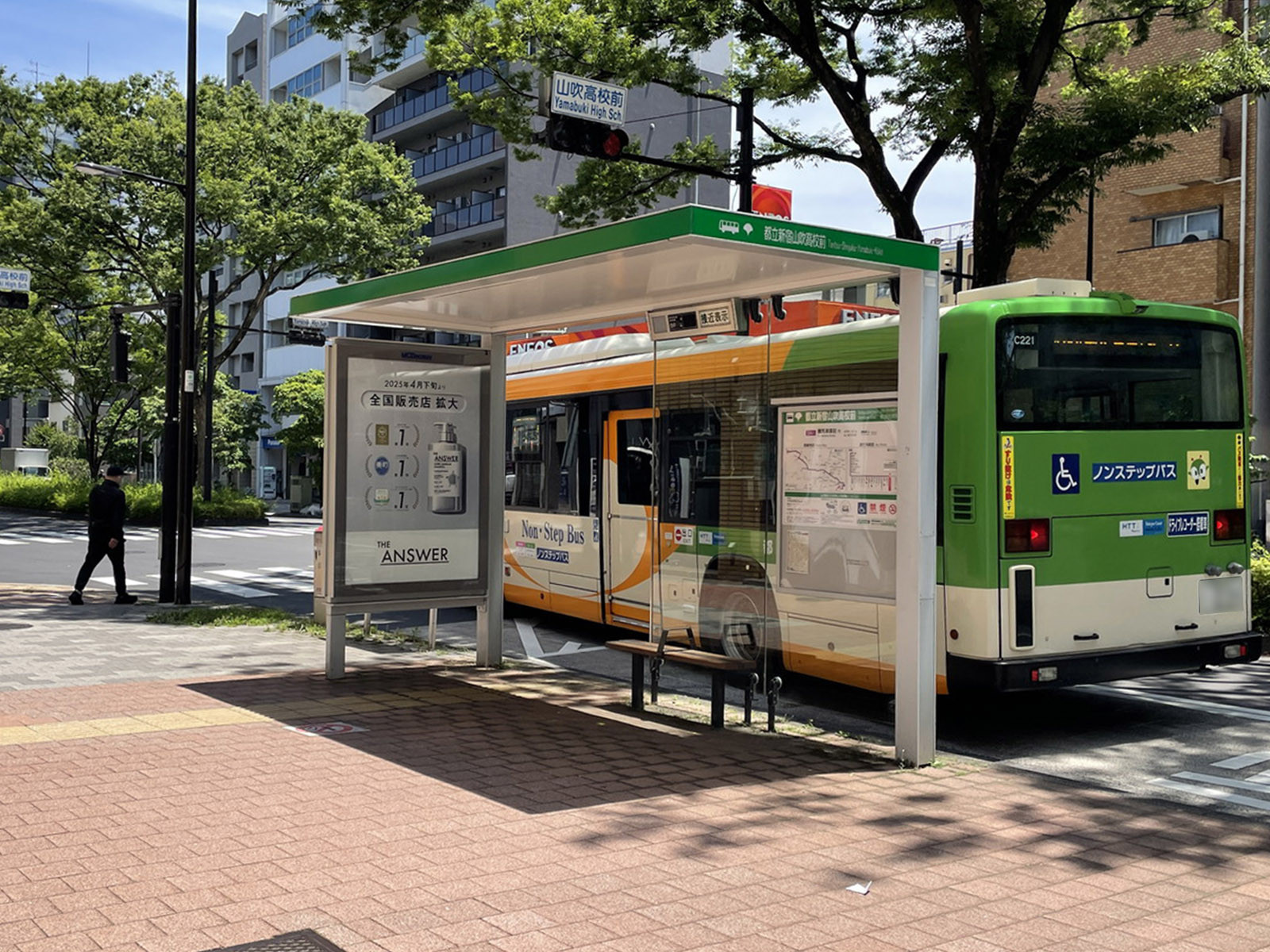 近くのバス停「都立新宿山吹高校前」