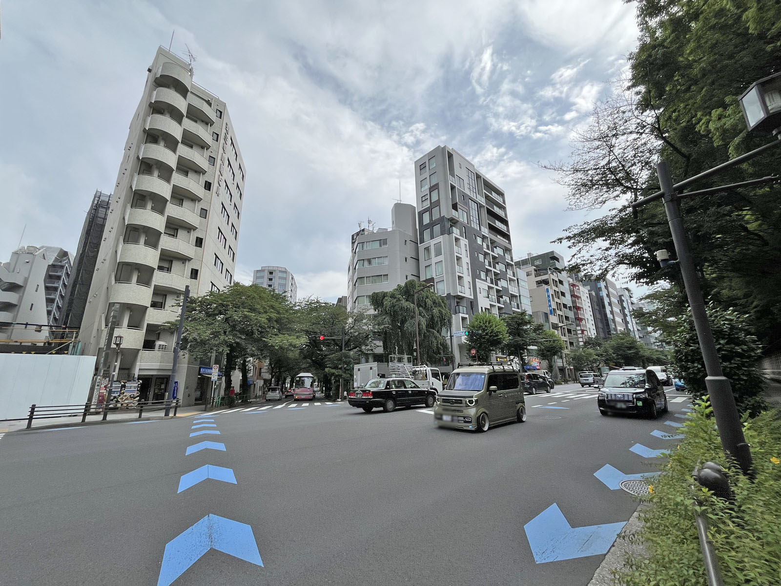 第三早川屋ビル前面の靖国通り