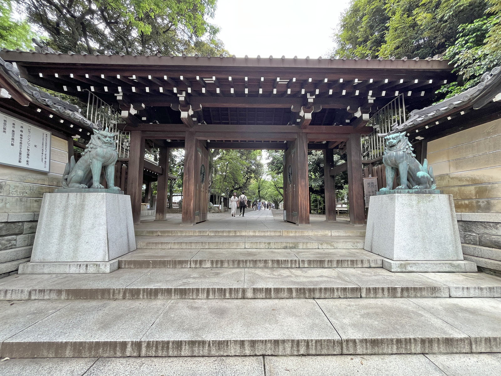 向かいの通りの靖国神社