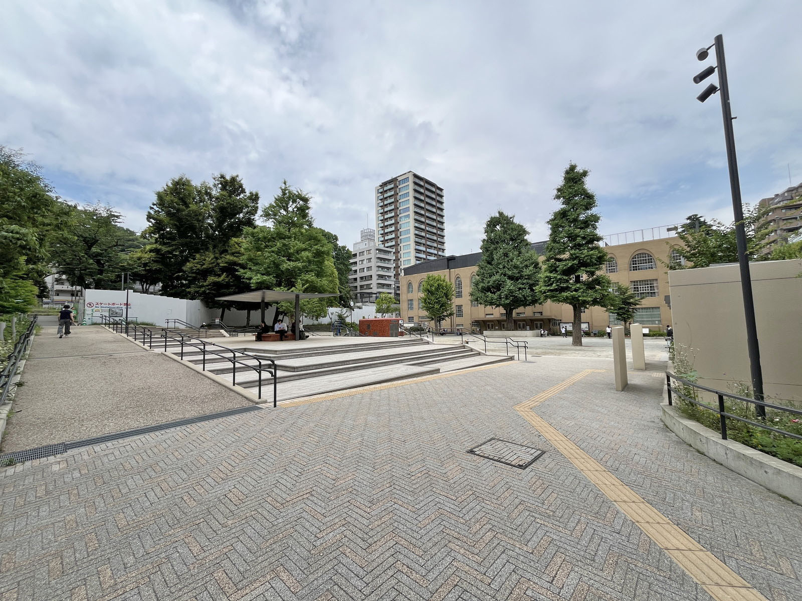 徒歩3分の東郷元帥記念公園