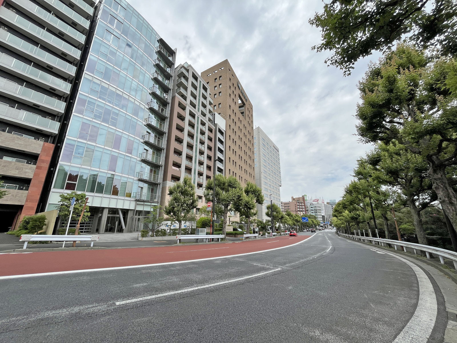 AD市ヶ谷ビル前面の外堀通り