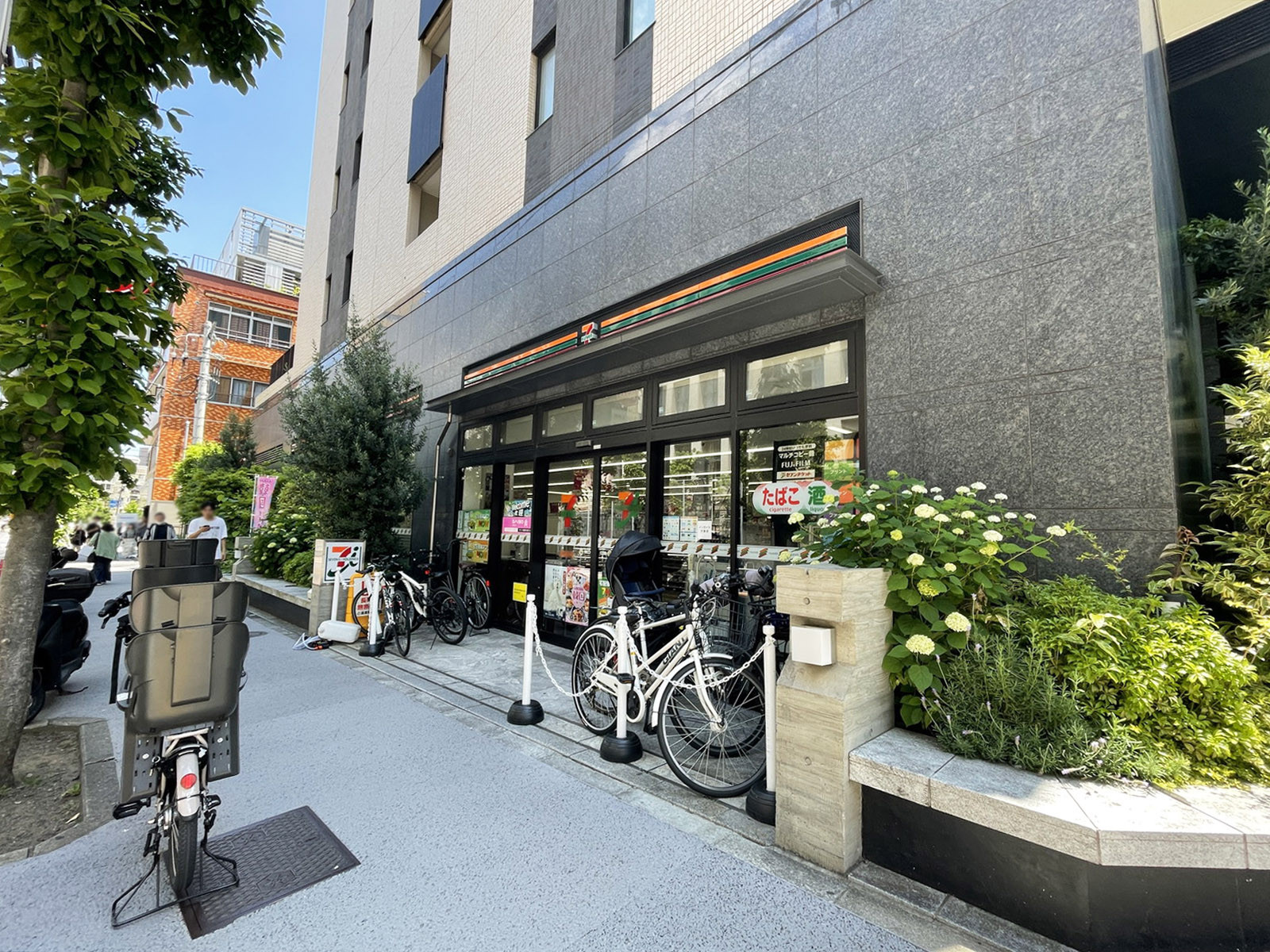 至近のセブン-イレブン 新宿早稲田高校前店