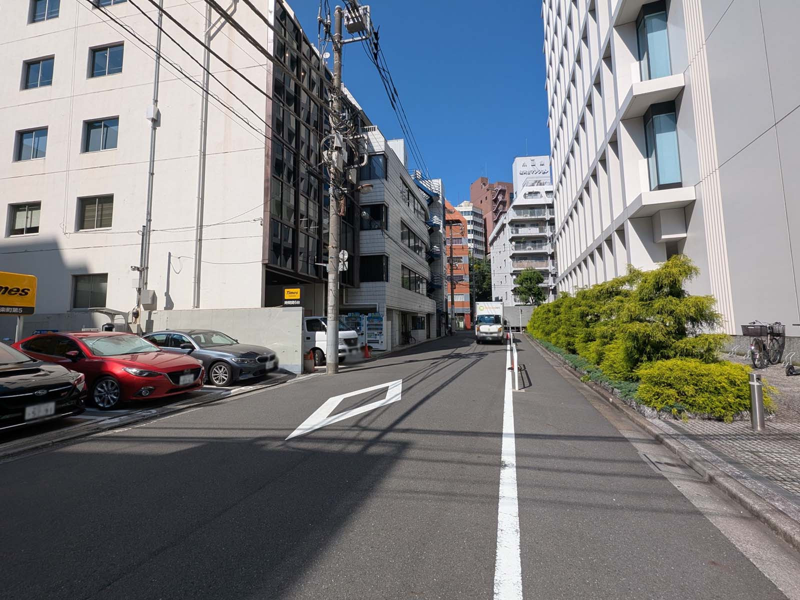 鎌形ビル前面の通り