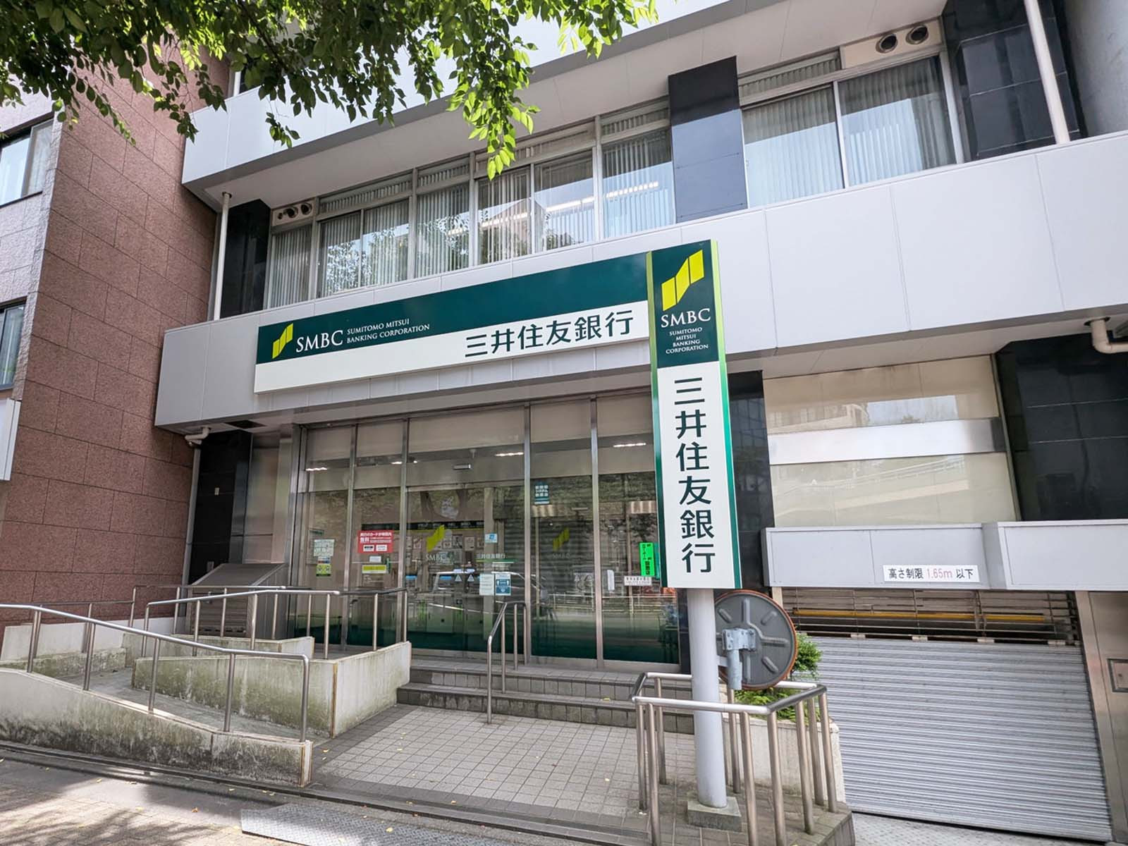 通り沿いの三井住友銀行ATM