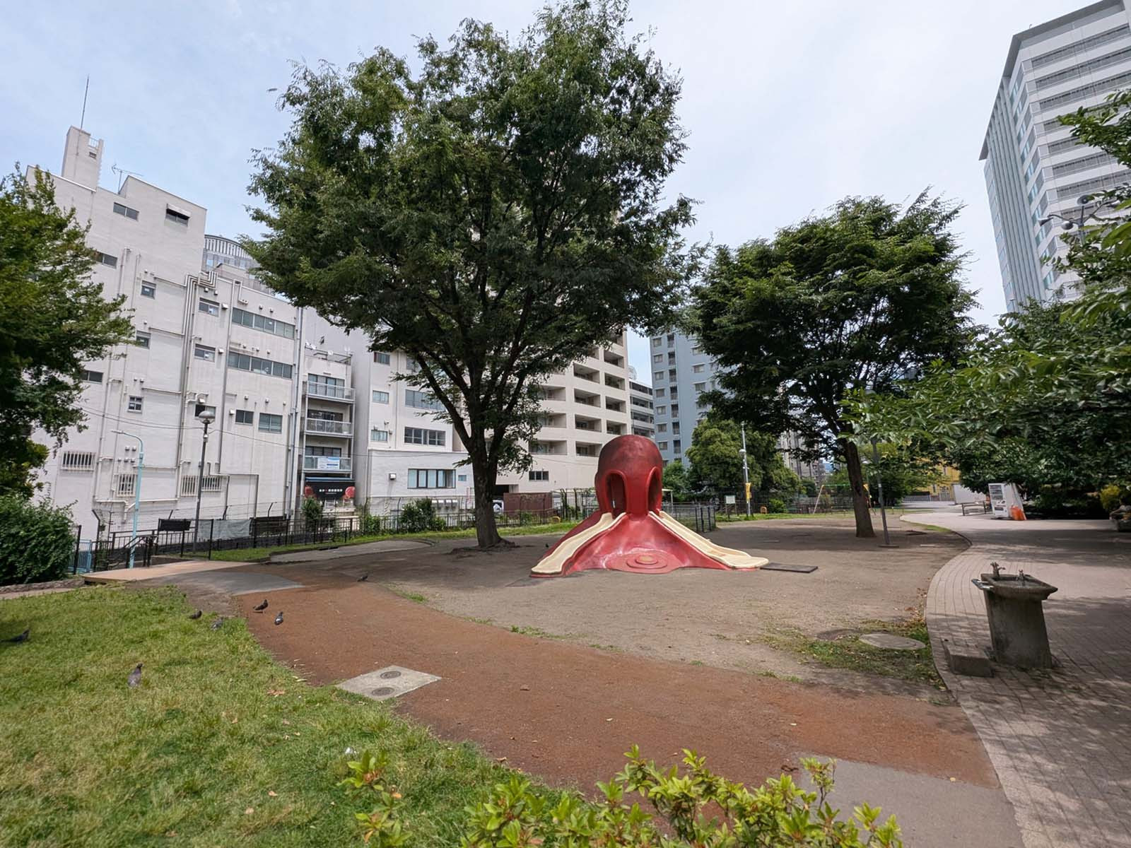 ビルの裏にある恵比寿東公園