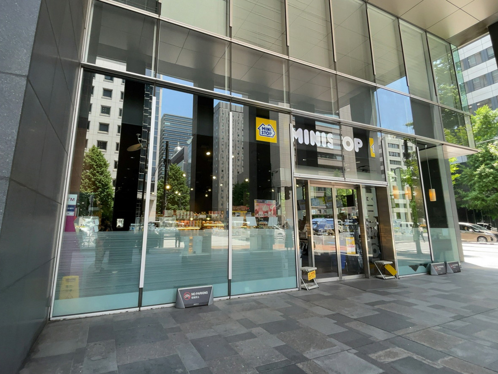 徒歩2分のミニストップ 宝町駅前店